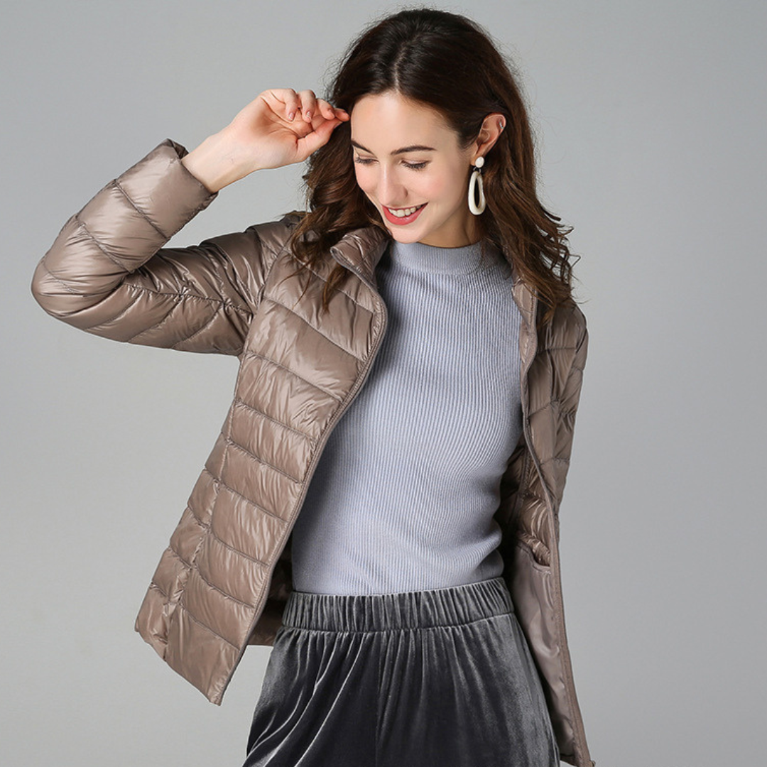 Myra™ | Chaqueta de plumas ultral ligera con sofisticados pliegues